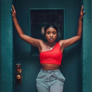 PRETTYLITTLETHING ONE SHOULDER CROP TOP